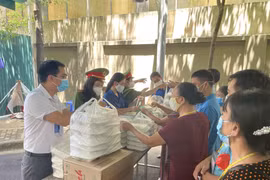 Trao hàng trăm suất cơm hỗ trợ bệnh nhân tại Viện Huyết học truyền máu Trung ương