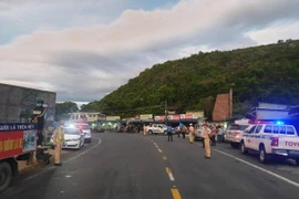 CSGT dẫn đường đưa hàng chục ngàn công nhân từ TP HCM và các tỉnh lân cận về quê