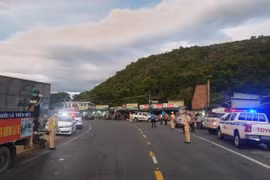 CSGT dẫn đường đưa hàng chục ngàn công nhân từ TP HCM và các tỉnh lân cận về quê