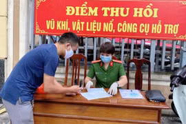 Vận động người dân giao nộp nhiều viên đạn, súng các loại