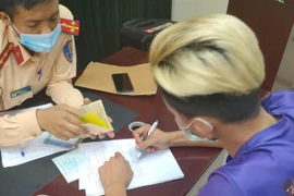 Phạt hơn 11 triệu đồng lái xe tải cầm gậy sắt đe dọa lái xe ô tô 4 chỗ trên quốc lộ 