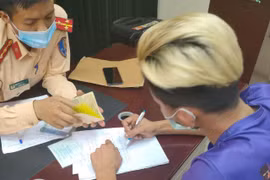 Phạt hơn 11 triệu đồng lái xe tải cầm gậy sắt đe dọa lái xe ô tô 4 chỗ trên quốc lộ 