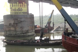 Xem người nhái trục vớt tàu chìm dưới sông Đuống