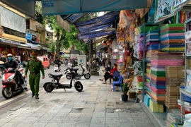 “Dọn” vi phạm vỉa hè cản trở giao thông tại khu vực phố cổ 