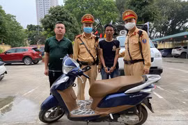 Từ cuốn sổ công tác trong cốp xe máy, CSGT lật tẩy đối tượng trộm cắp