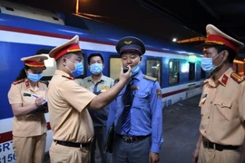 Cục CSGT kiểm tra nồng độ cồn, nhắc nhở lái tàu phòng, chống Covid trong dịp nghỉ lễ