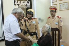 CSGT tìm nhà cho cụ già 82 tuổi đi lạc