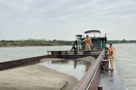 Bắt quả tang tàu hàng trăm tấn hút cát trái phép giữa sông Hồng