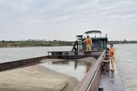 Bắt quả tang tàu hàng trăm tấn hút cát trái phép giữa sông Hồng