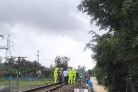 Làm cọc tiêu sống dẫn phương tiện qua đường ngập sạt lở vì mưa bão