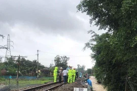 Làm cọc tiêu sống dẫn phương tiện qua đường ngập sạt lở vì mưa bão