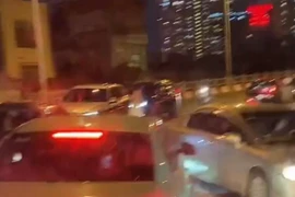 Tai nạn liên hoàn trên cầu Vĩnh Tuy, nhiều xe ô tô bất chấp nguy hiểm quay đầu