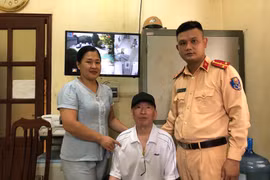 Người đàn ông hay quên, được Cảnh sát giao thông đưa về nhà