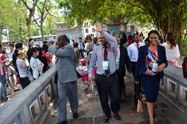 90 đại biểu, nghị sỹ IPU 132 thăm đền Ngọc Sơn