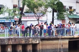 Người mẹ khóc ngất bên thi thể nam sinh trôi dạt trên kênh