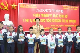Tặng vở cho học sinh gắn với tuyên truyền Luật Giao thông