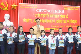 Tặng vở cho học sinh gắn với tuyên truyền Luật Giao thông