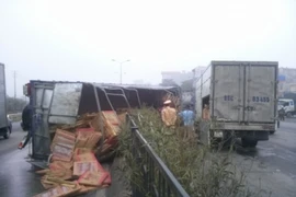 Xe tải húc tung dải phân cách trên Quốc lộ