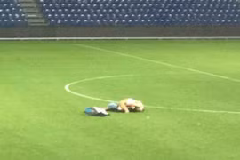 Sốc với cặp đôi ân ái ngay giữa SVĐ