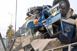 Xe ben nằm "chỏng vó" trên dải phân cách sau va chạm giao thông