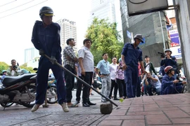 Xem lãnh đạo UBND quận 1 chỉ huy dỡ bỏ trụ sở khu phố lấn chiếm vỉa hè