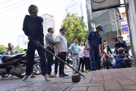 Xem lãnh đạo UBND quận 1 chỉ huy dỡ bỏ trụ sở khu phố lấn chiếm vỉa hè