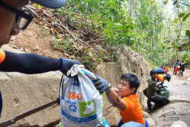 Hơn 400 phượt thủ mở chiến dịch "quét" rác trên núi Bà Đen