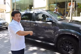 Hàng loạt "xế hộp" vi phạm bị ông Hải yêu cầu xử lý, cẩu về trụ sở