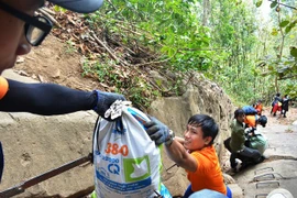 Hơn 400 phượt thủ mở chiến dịch "quét" rác trên núi Bà Đen