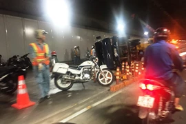 Xe tải nổ lốp, lật ngang trong hầm Thủ Thiêm