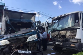 4 ô tô tông liên hoàn, gần 30 phút giải cứu 2 tài xế mắc kẹt trong cabin