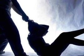 Nam thanh niên bịt mặt đi đòi nợ, xâm hại bé gái 13 tuổi