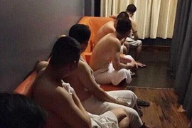 Cưỡng ép người đồng giới nam quan hệ tình dục có phạm tội hiếp dâm?