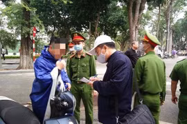 Từ ngày mai, phạt tới 3 triệu đồng người không đeo khẩu trang, không khai báo y tế