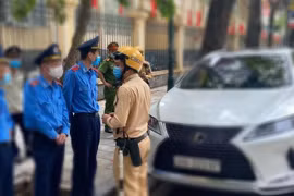 Mua bán, chiếm đoạt trái phép biển hiệu, giấy ra vào cơ quan để "ra oai" có thể phải ngồi tù