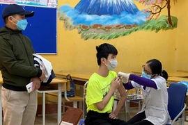 Hà Nội: Nhiều trường học mời phụ huynh trực tiếp chứng kiến con trẻ tiêm phòng Covid-19