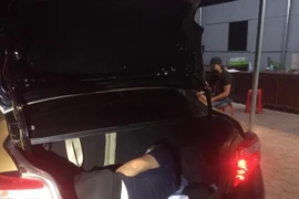 Cần xử lý hình sự đối tượng nhồi nhét người vào thùng, cốp xe để "thông chốt" kiểm dịch