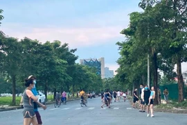Hà Nội đóng cửa công viên, người dân tấp nập ra vỉa hè, lòng đường tập thể dục