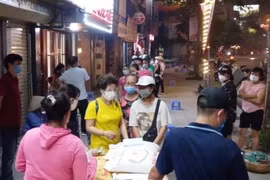 Chuyện cổ tích giữa Thủ đô Hà Nội: Một chủ quán ăn tặng hàng trăm suất quà cho người nghèo mùa dịch