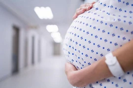 Vợ mang thai, sinh con với người khác, chồng có được từ chối quyền làm cha?