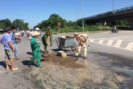 Trời nắng nóng, mướt mồ hôi dọn dầu luyn đổ ra đường