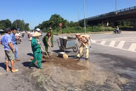 Trời nắng nóng, mướt mồ hôi dọn dầu luyn đổ ra đường