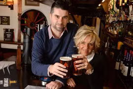 Bay xuyên đại dương để uống bia tại quán quen