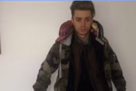 Ca sĩ ngất vì mặc quá nhiều quần áo