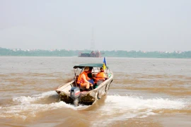 "Đi săn" tàu cuốc hút cát trộm trên sông Hồng