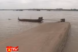 Lật tàu trên sông Hồng, 1 người mất tích