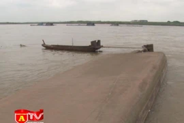 Lật tàu trên sông Hồng, 1 người mất tích