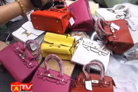 Phát hiện cơ sở sản xuất, kinh doanh túi xách, ví da giả thương hiệu nổi tiếng