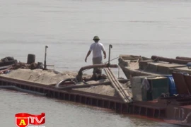 Nhức nhối nạn "cát tặc" trên sông Hồng