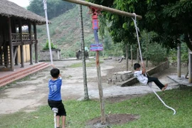 Lễ hội xích đu cho trẻ tại Công viên Yên Sở